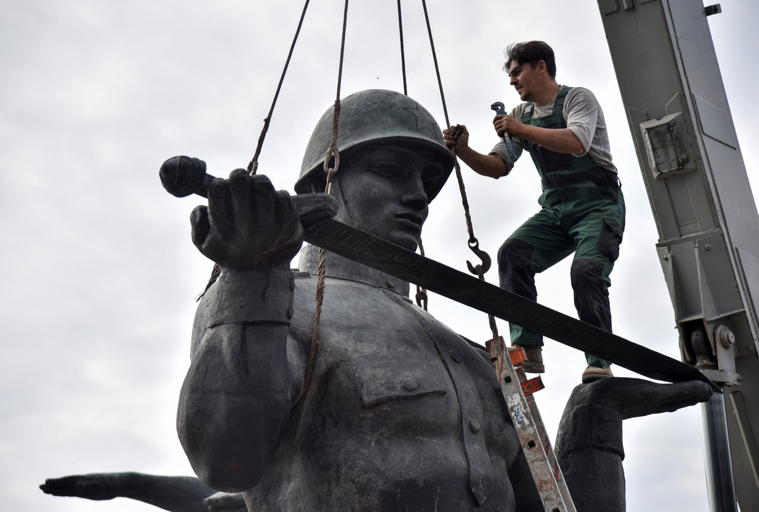 Ουκρανία: Αφαιρέθηκαν όλα τα μνημεία της σοβιετικής εποχής από τη Λβιβ