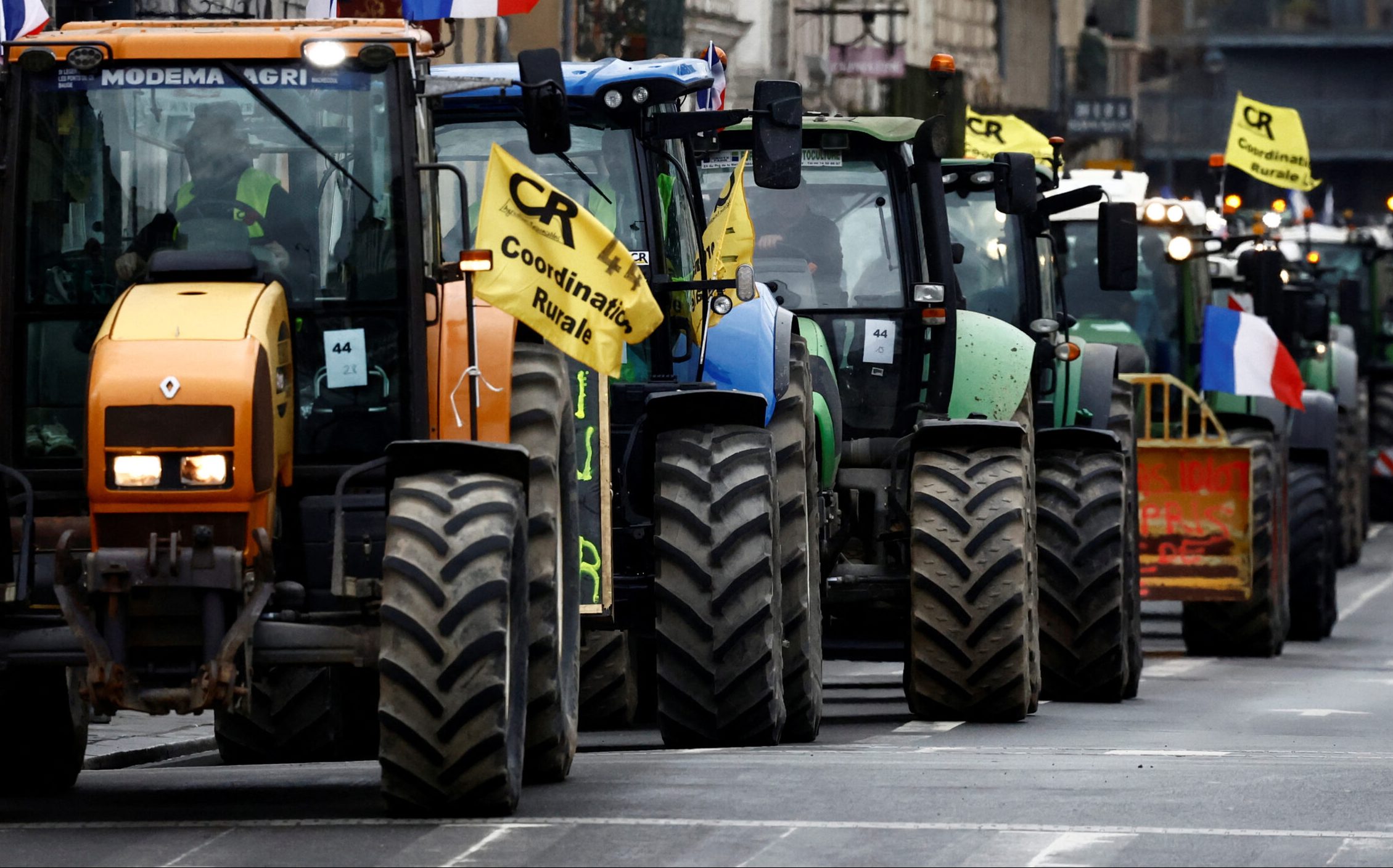 Επί ποδός 15.000 αστυνομικοί στη Γαλλία - Αγρότες «πολιορκούν» το Παρίσι