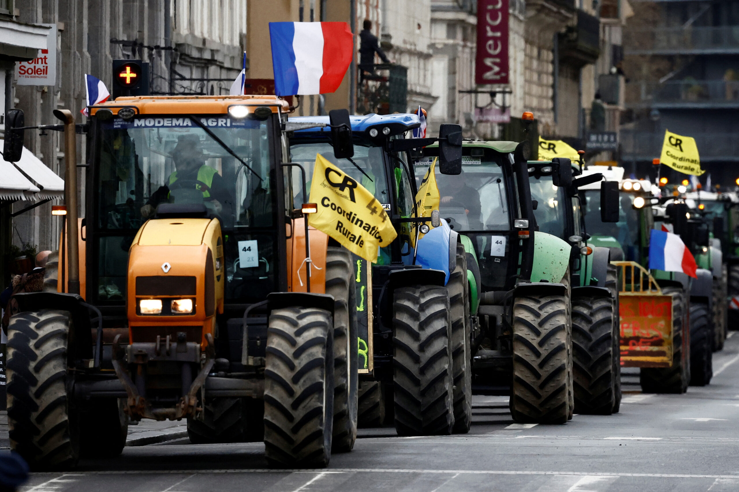 Γαλλία: Σφίγγουν τον κλοιό οι αγρότες στο Παρίσι