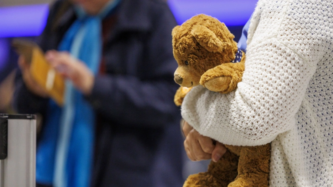 Κακουργηματική δίωξη στην 26χρονη που έβαλε κοριό στο αρκουδάκι του παιδιού της