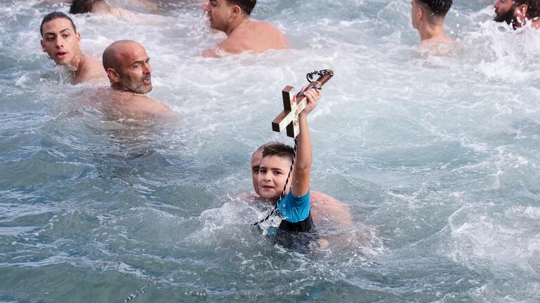 Αγιασμός των υδάτων στο Ηράκλειο - Ένας 8χρονος έπιασε τον σταυρό  (φωτό-βίντεο)