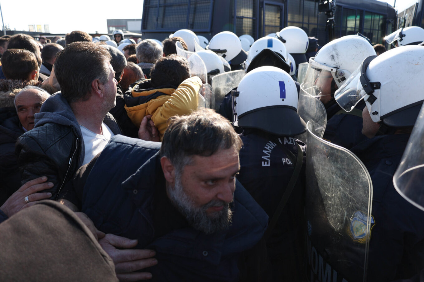 Αλεξανδρούπολη: Ένταση στο αεροδρόμιο – Αγρότες προσπάθησαν να συναντηθούν με τον Λ. Αυγενάκη