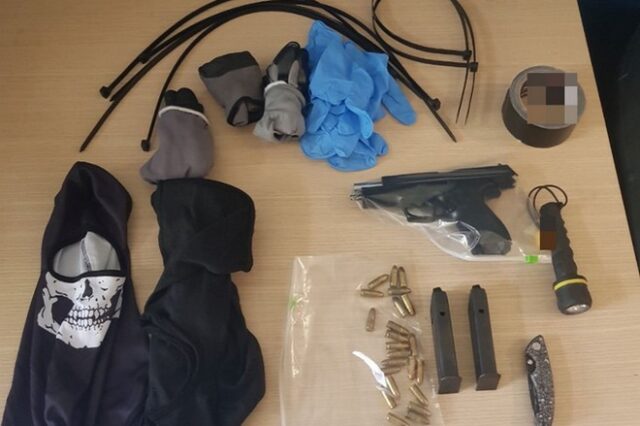 Συλλήψεις για οπλοφορία σε μπαρ στον Πειραιά- Το όπλο είχε κλαπεί από αστυνομικό