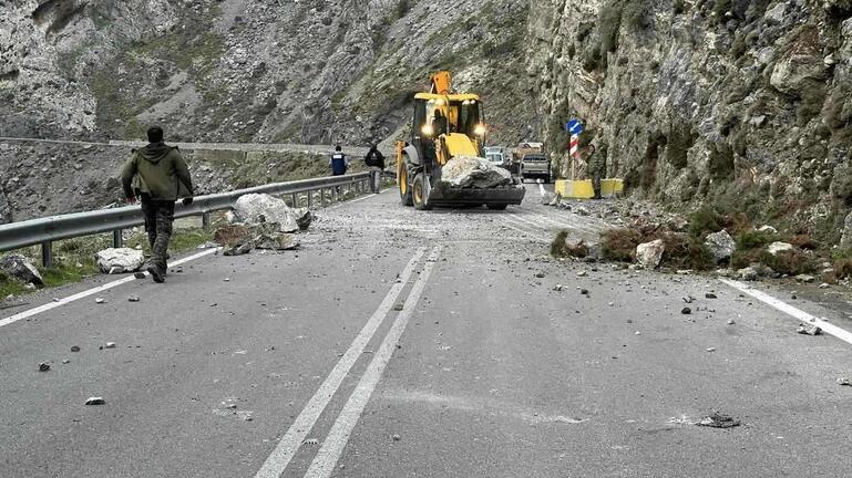 Κρήτη: "Άγιο" είχε οδηγός αυτοκινήτου - Βράχος έπεσε πάνω στο αυτοκίνητο του