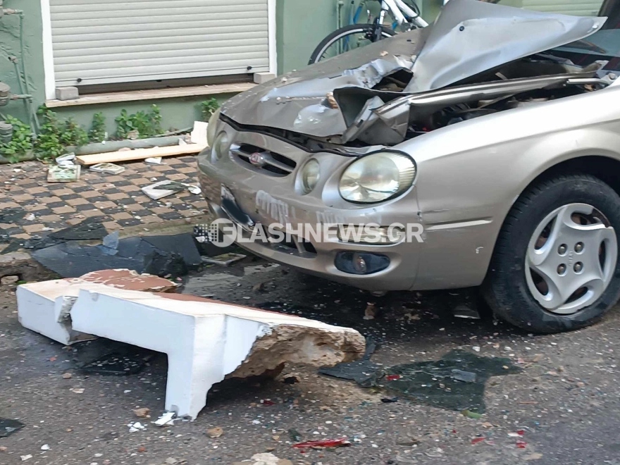 Χανιά: Ξεκόλλησε μπαλκόνι από διαμέρισμα και έπεσε πάνω σε αυτοκίνητο