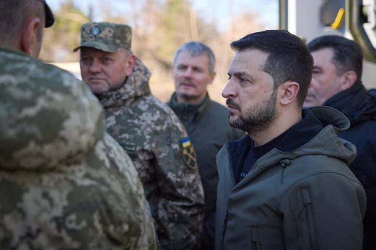 Ουκρανία: Φήμες για "πόλεμο" στρατηγού Ζαλούζνι - Ζελένσκι