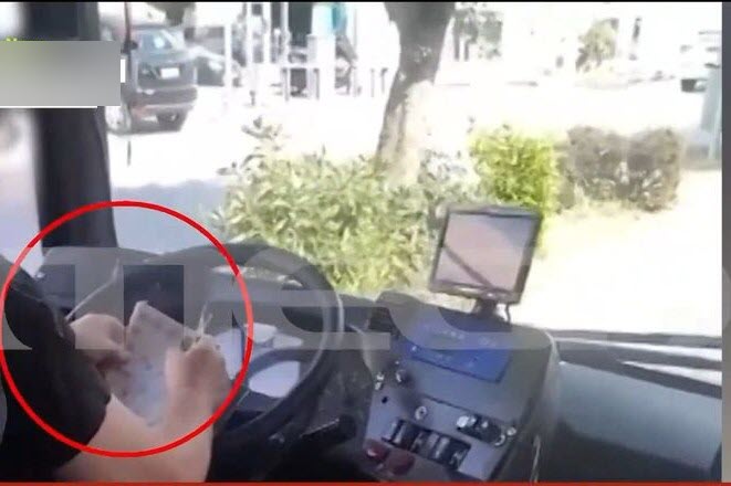 Το είδαμε και αυτό - Κηφισιά: Οδηγός λεωφορείου λύνει σταυρόλεξο ενώ εκτελεί δρομολόγιο
