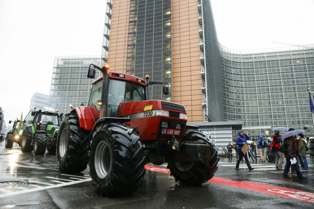 Βρυξέλλες: Ένταση στη διαμαρτυρία των αγροτών, έσπασαν τον αστυνομικό φραγμό (Βίντεο)