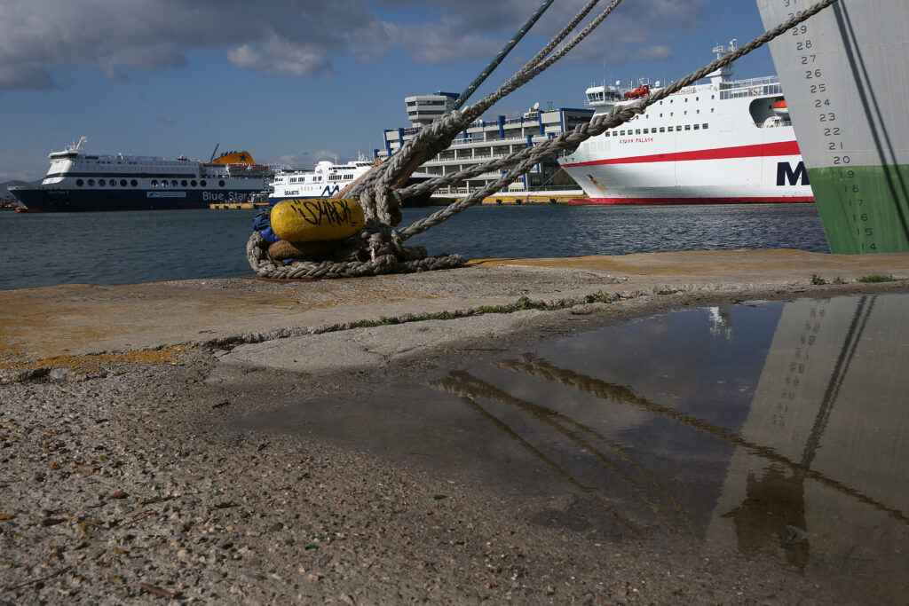 Όχημα ΙΧ εντοπίστηκε στο βυθό στη θαλάσσια περιοχή της Ακτής Ηετίωνα στο λιμάνι του Πειραιά
