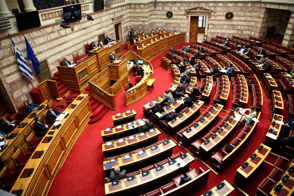Στη Βουλή το νομοσχέδιο για συμπληρωματικό φόρο έως 15% σε πολυεθνικές επιχειρήσεις