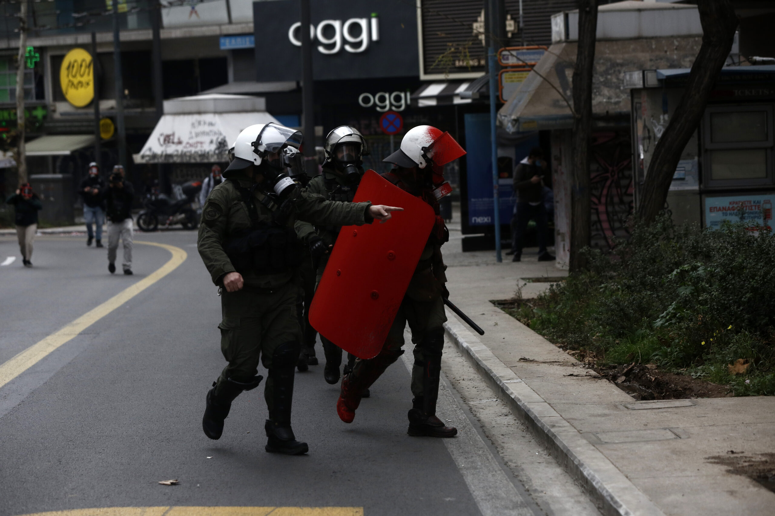 ΕΛΑΣ: Στις 8 ανήλθαν οι συλλήψεις και στις 15 οι νέες προσαγωγές από τα επεισόδια στις σημερινές συγκεντρώσεις διαμαρτυρίας στην Αθήνα