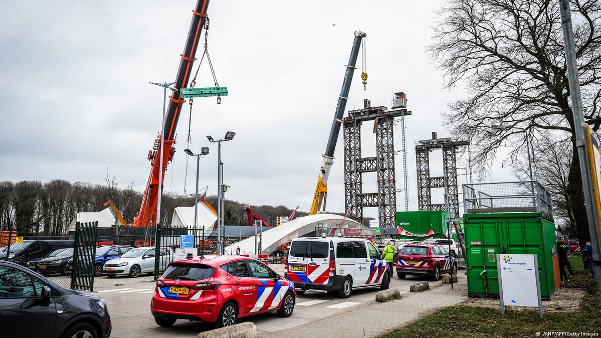 Κατέρρευσε υπό κατασκευή γέφυρα στην Ολλανδία. Νεκροί και τραυματίες