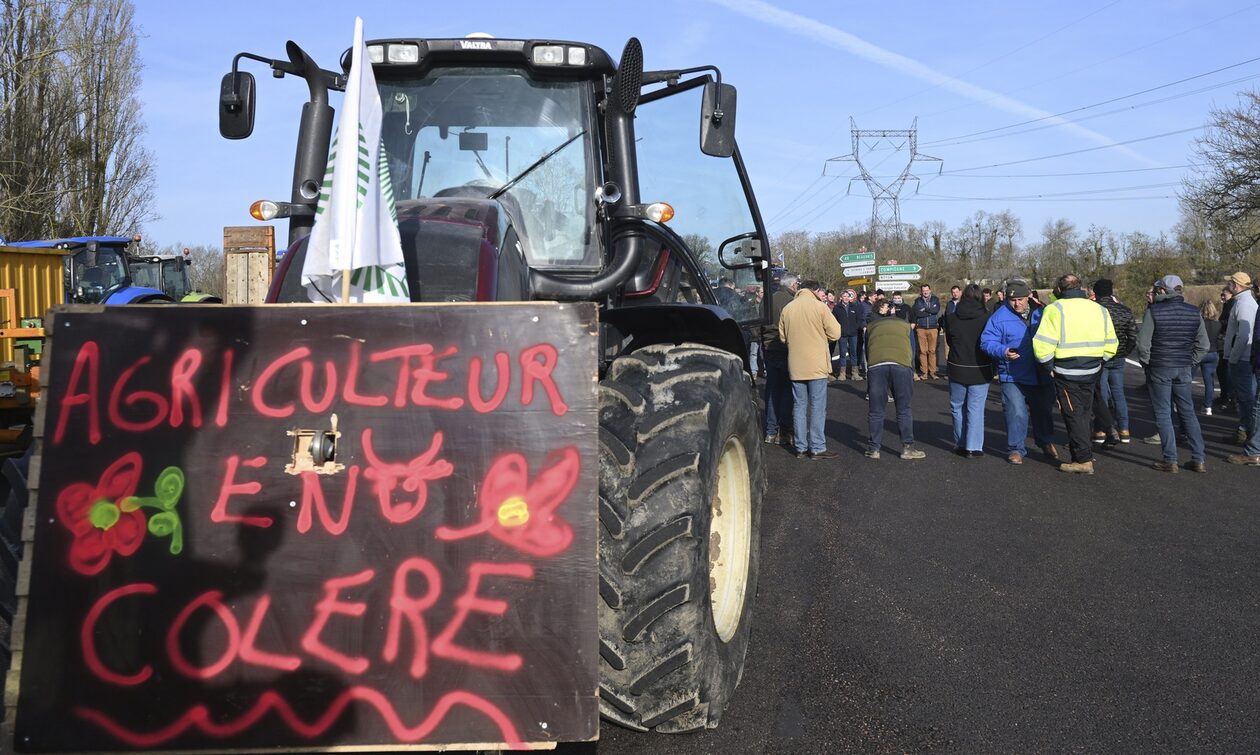 Γαλλία: Σταματούν τα μπλόκα – Ικανοποιημένοι οι αγρότες από τα νέα μέτρα