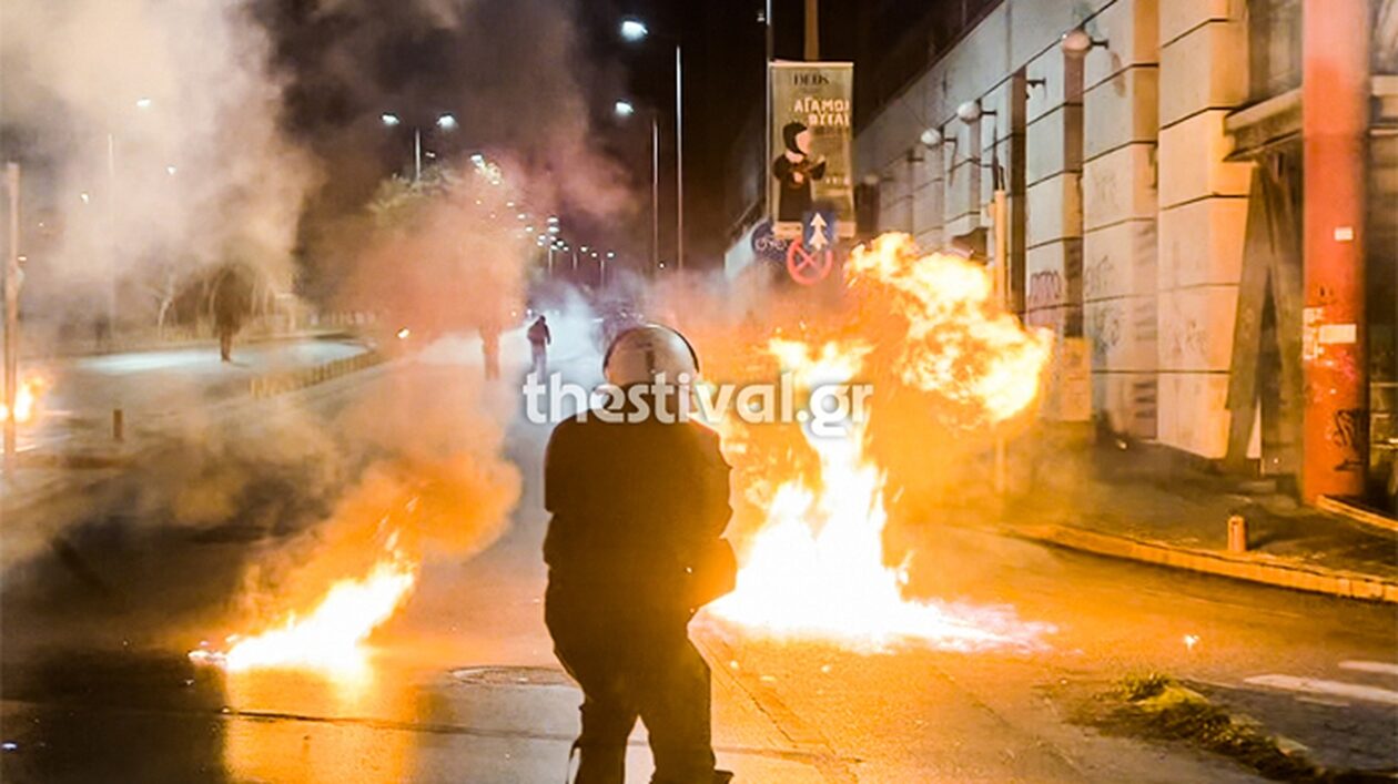 Θεσσαλονίκη: Σοβαρά επεισόδια τα ξημερώματα – Κουκουλοφόροι έκαψαν οχήματα στο ΑΠΘ