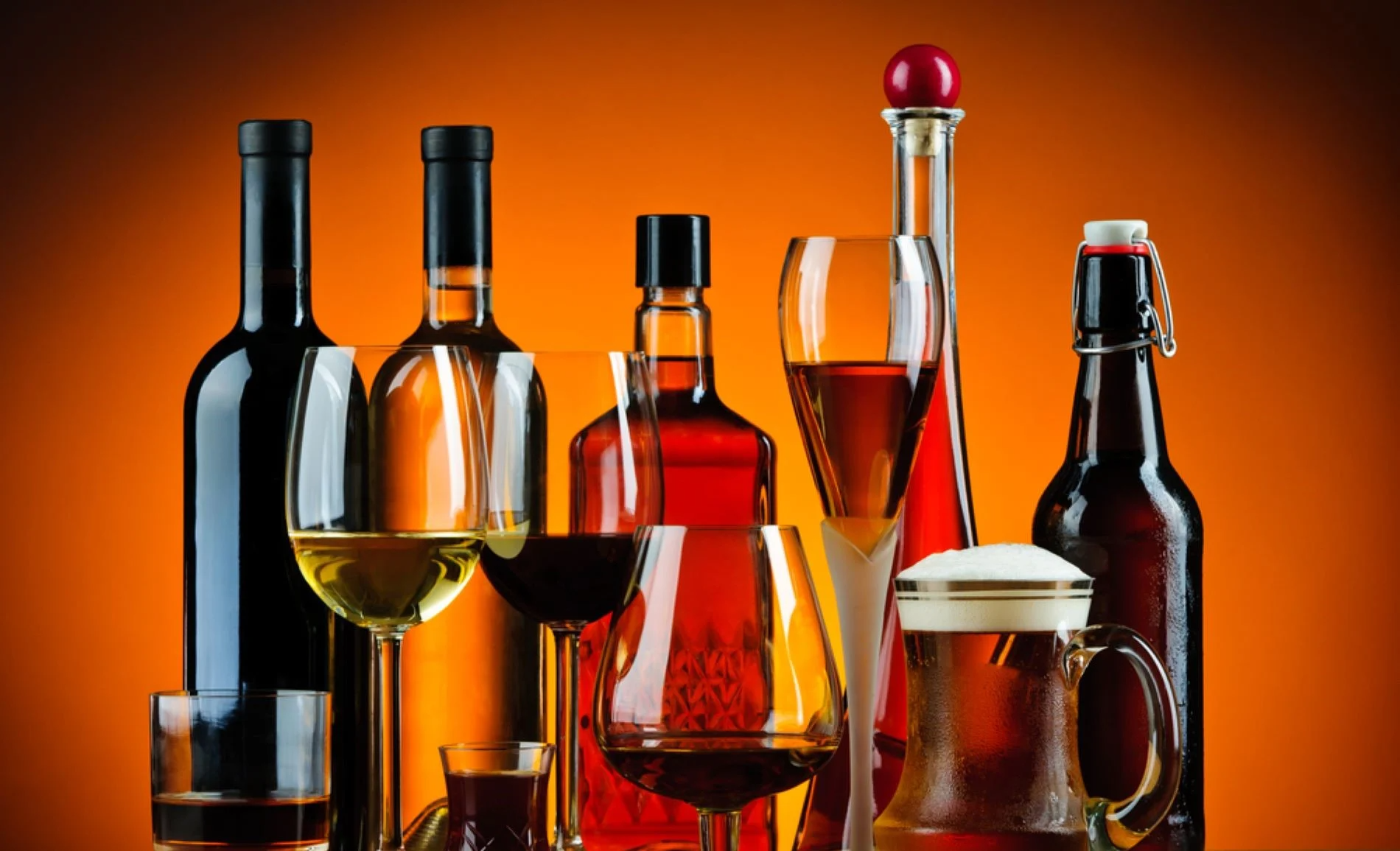 Μελέτη ΙΟΒΕ: Τρία οφέλη από τη μείωση του ΕΦΚ στα αλκοολούχα ποτά
