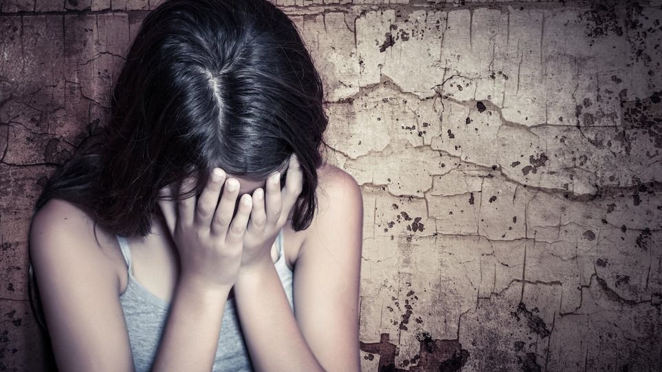 Ρέθυμνο: «Ντρέπεται να μου μιλήσει» – Τι λέει συγκλονισμένη η μητέρα της 14χρονης που έπεσε θύμα μαστροπείας