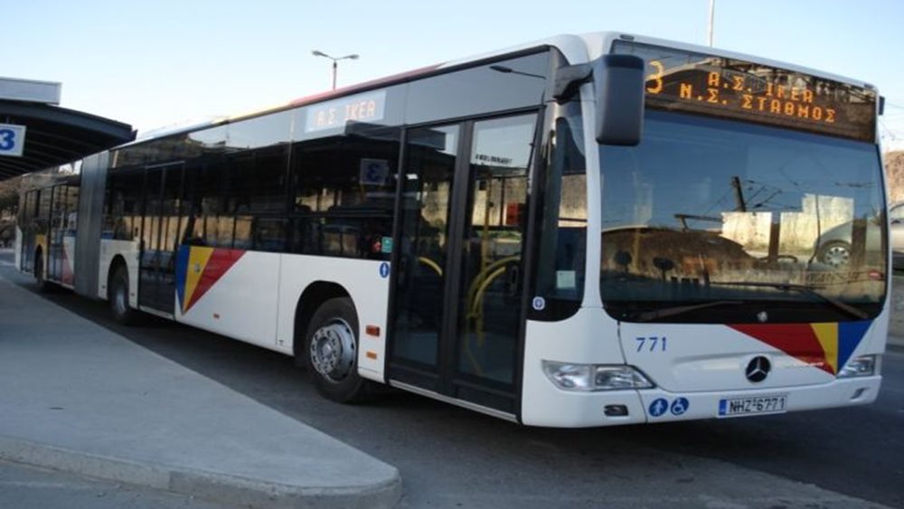 Θεσσαλονίκη: Λεωφορείο έπεσε πάνω σε σταθμευμένα αυτοκίνητα