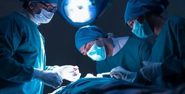 Απογευματινά χειρουργεία: Αντιδράσεις για το νόμιμο «φακελάκι» που φέρνει η κυβέρνηση στα νοσοκομεία