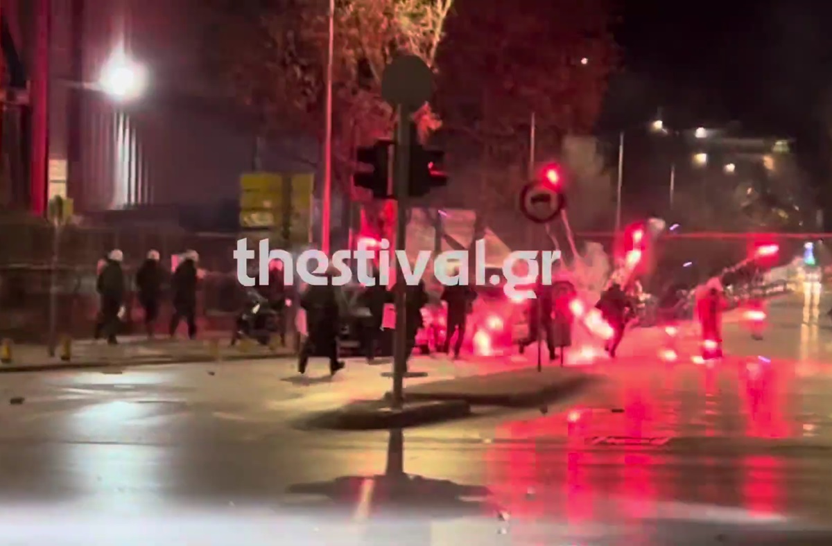 Θεσσαλονίκη: Επίθεση κουκουλοφόρων σε δυνάμεις των ΜΑΤ έξω από το ΑΠΘ (βίντεο)