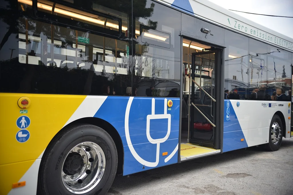 Τεχνικές δοκιμές για το πρώτο ηλεκτρικό λεωφορείο στη χώρα μας παρουσία Σταϊκούρα