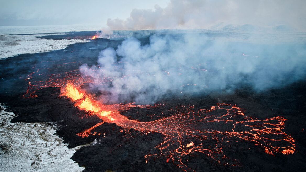 Νέα έκρηξη ηφαιστείου στην Ισλανδία - Ξανά υπό απειλή η πόλη Γκρίνταβικ