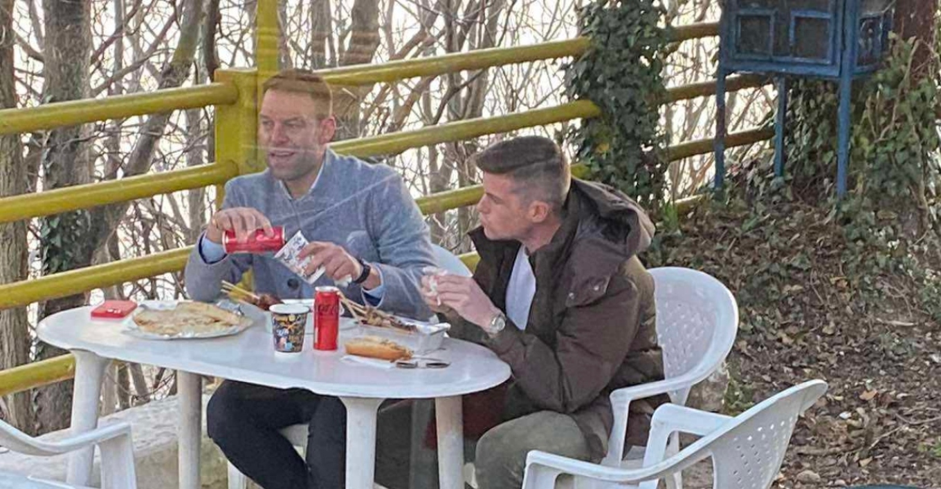 Στέφανος Κασσελάκης: Έφαγε με τον Τάιλερ λουκάνικα και σουβλάκια σε καντίνα στη Γέφυρα Σερβίων