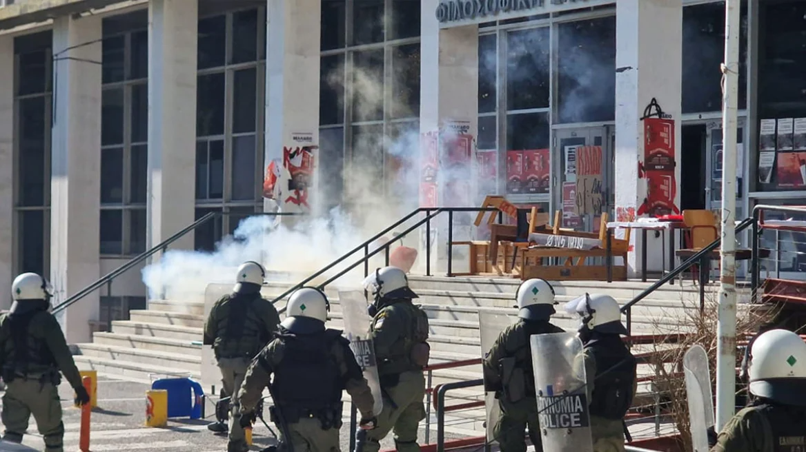 Θεσσαλονίκη: Επεισόδια με πέτρες και χημικά στο ΑΠΘ - Τα ΜΑΤ μπήκαν στο χώρο του πανεπιστημίου