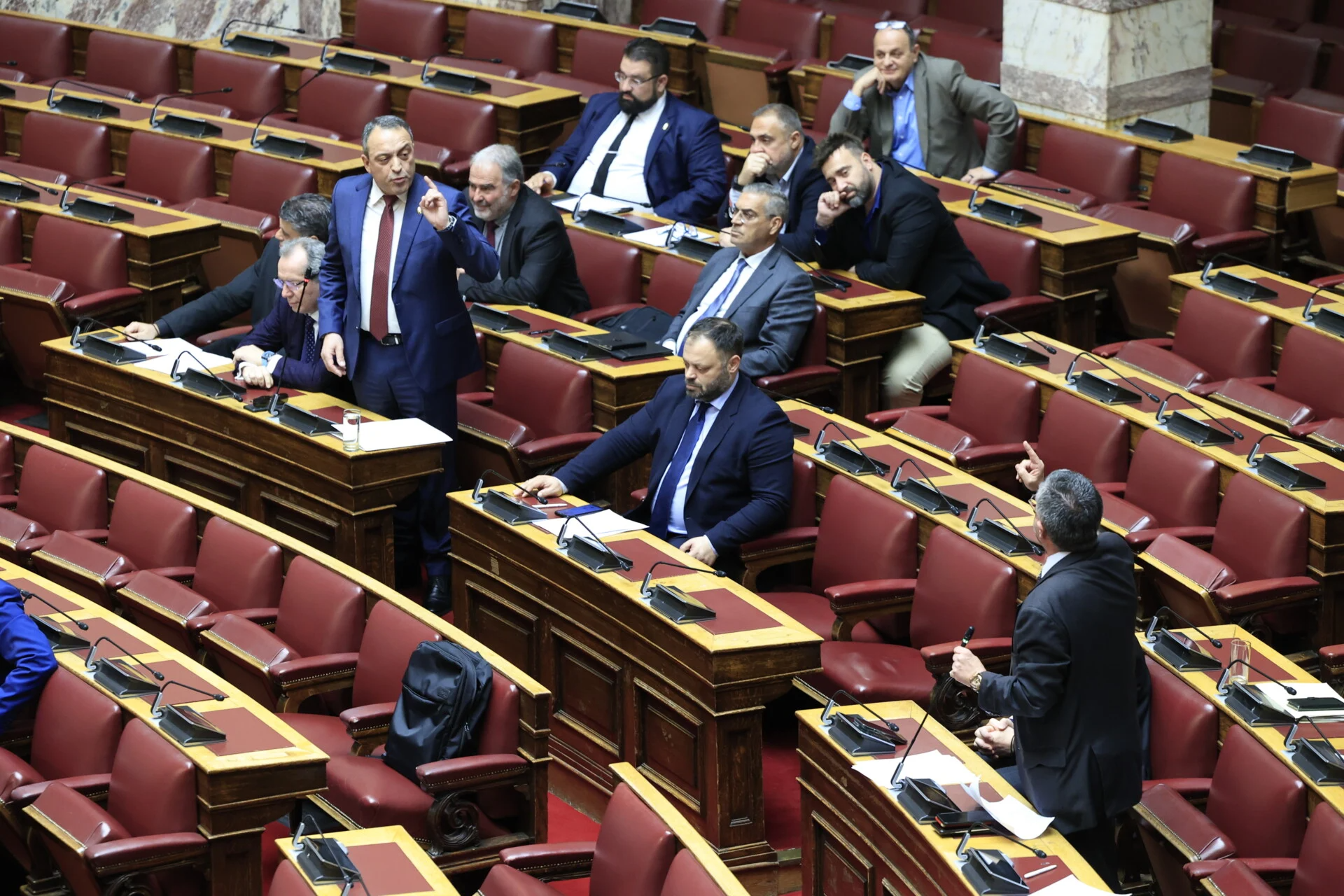 Άναψαν τα αίματα στη Βουλή: Ένταση ανάμεσα σε «Σπαρτιάτες» και «Ελληνική Λύση»