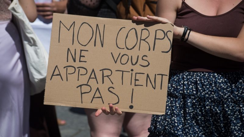 Γαλλία: Οι αμβλώσεις θα αναγνωριστούν ως συνταγματικό δικαίωμα
