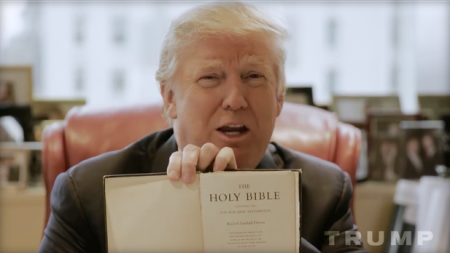 ΗΠΑ: Ο Ντόναλντ Τραμπ πουλάει Βίβλους