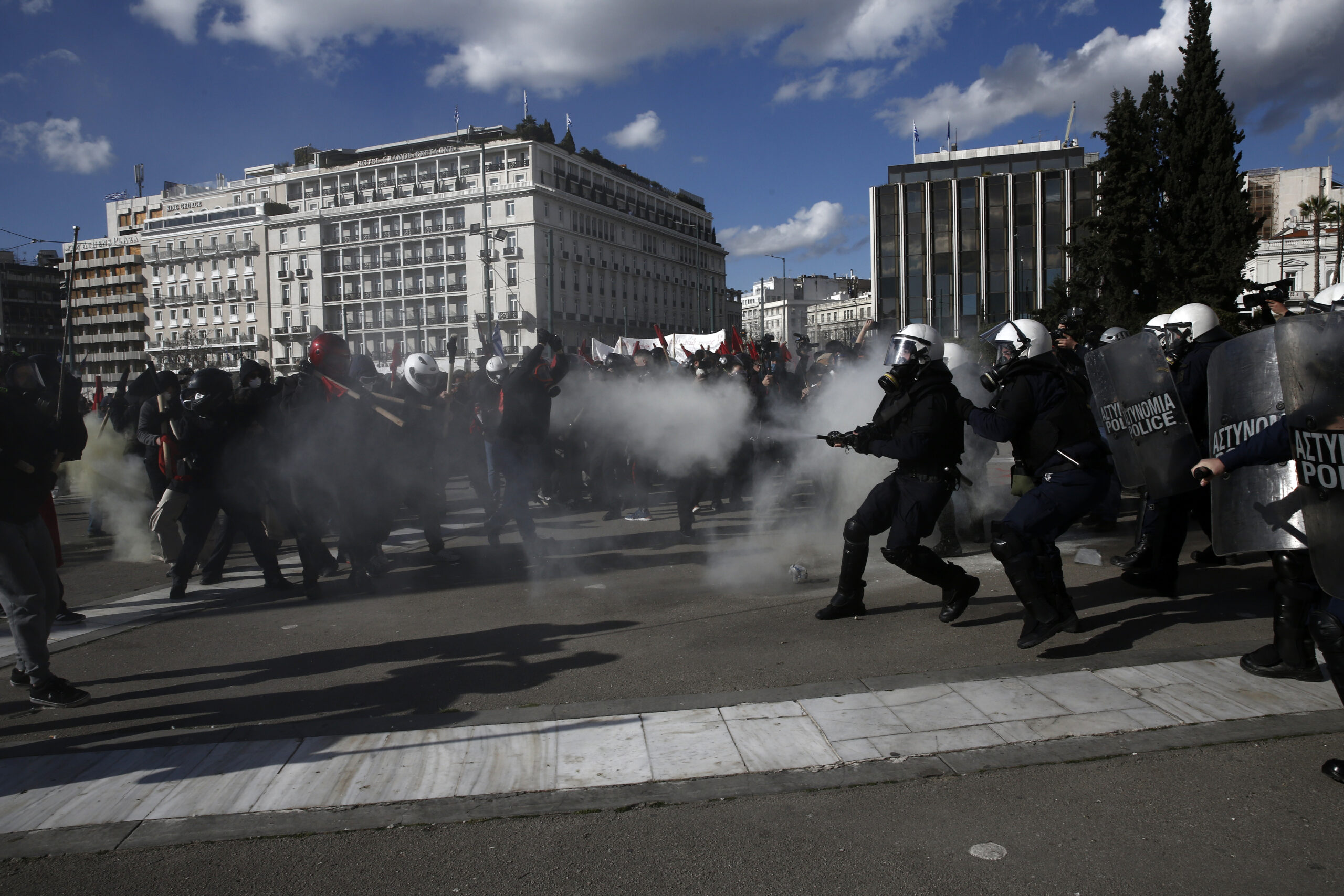 Πλατεία Συντάγματος: Επεισόδια στο εκπαιδευτικό συλλαλητήριο - "Μάχη" ΜΑΤ με συντεταγμένους διαδηλωτές (φωτό)