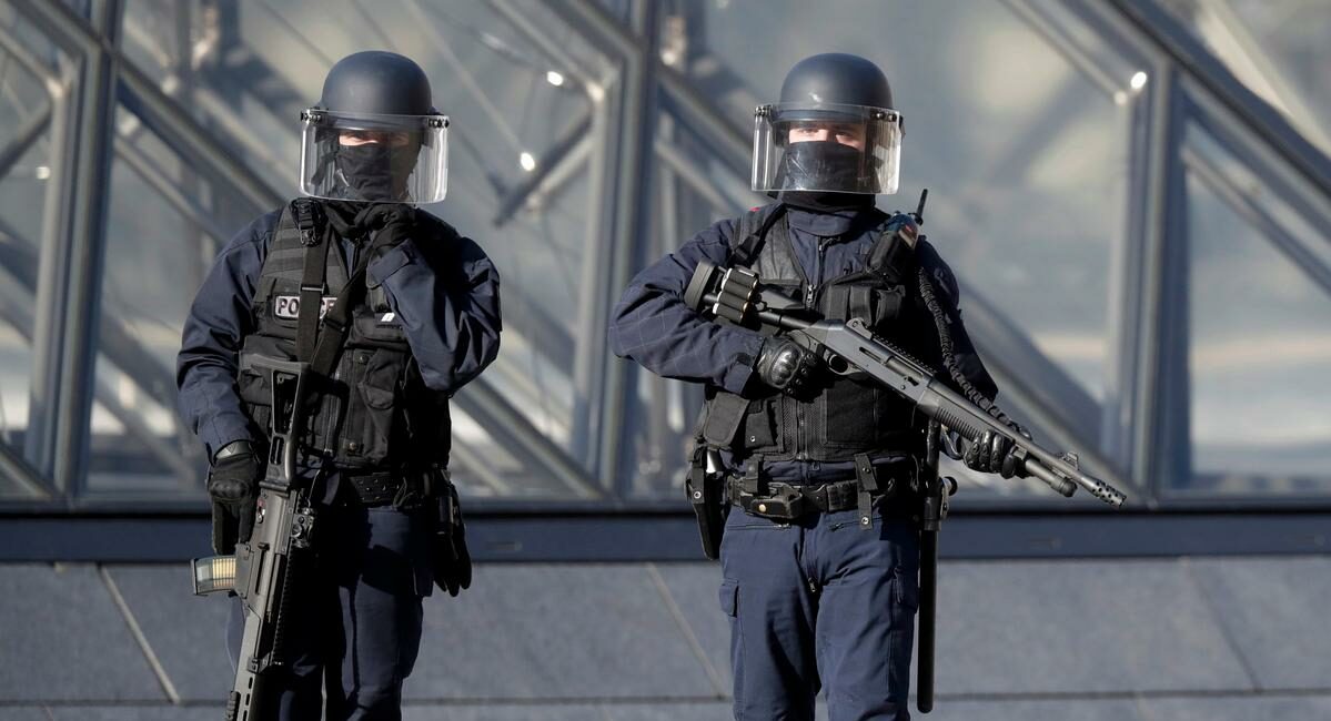 Επί ποδός  η γαλλική αστυνομία λόγω απειλών για βόμβες σε 30 σχολεία της ευρύτερης περιοχής του Παρισιού