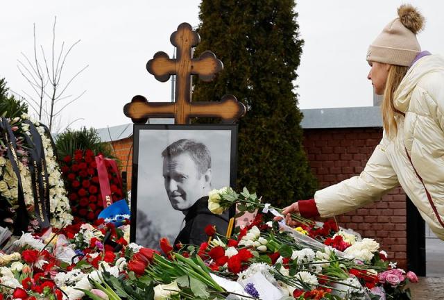 Ρωσία: Ώρες στην ουρά για να αφήσουν ένα λουλούδι στον τάφο του Ναβάλνι