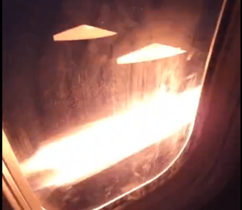 Σοκαριστικό βίντεο – Η στιγμή που αεροπλάνο έπιασε φωτιά στον κινητήρα
