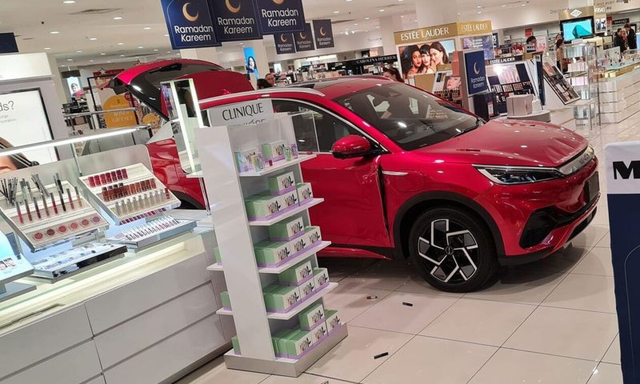Πανικός σε εμπορικό κέντρο στην Αυστραλία: Αυτοκίνητο έπεσε πάνω σε βιτρίνα - 3 τραυματίες