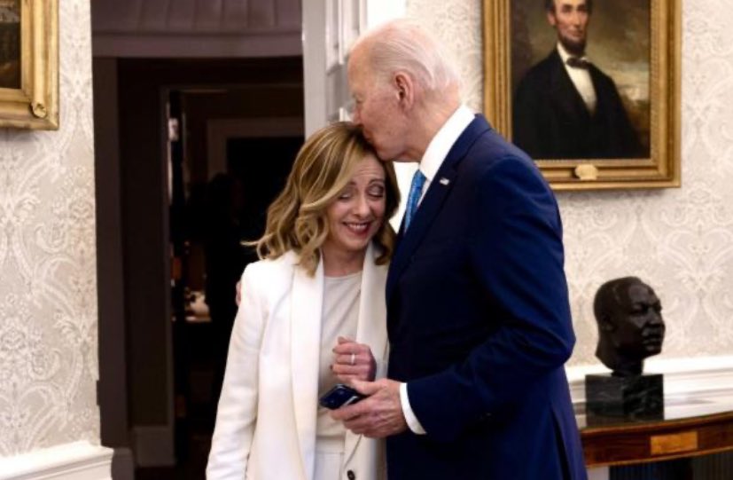 Το φιλί του Τζο Μπάιντεν στο κεφάλι της Τζόρτζια Μελόνι στη συνάντησή τους στον Λευκό Οίκο