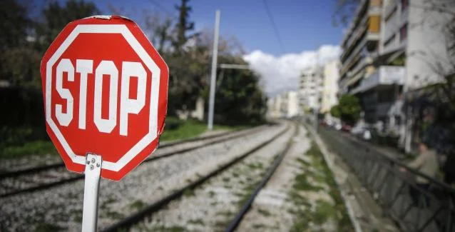 Αφύλακτες διαβάσεις τρένων – Οι μπάρες δεν θα κατέβουν γιατί δεν υπάρχουν ανταλλακτικά