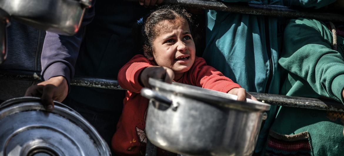 Λωρίδα της Γάζας: Μικρή «ανάσα» η διανομή αλευριού, μετά από τέσσερις μήνες αποκλεισμού