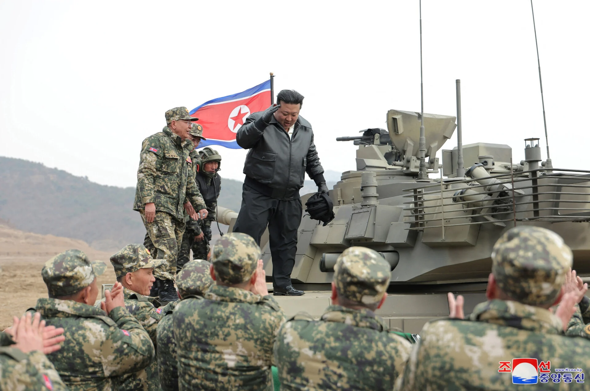 Βόρεια Κορέα: Ο Κιμ Γιονγκ Ουν οδηγεί τανκ σε προσομοίωση μάχης – Εικόνες