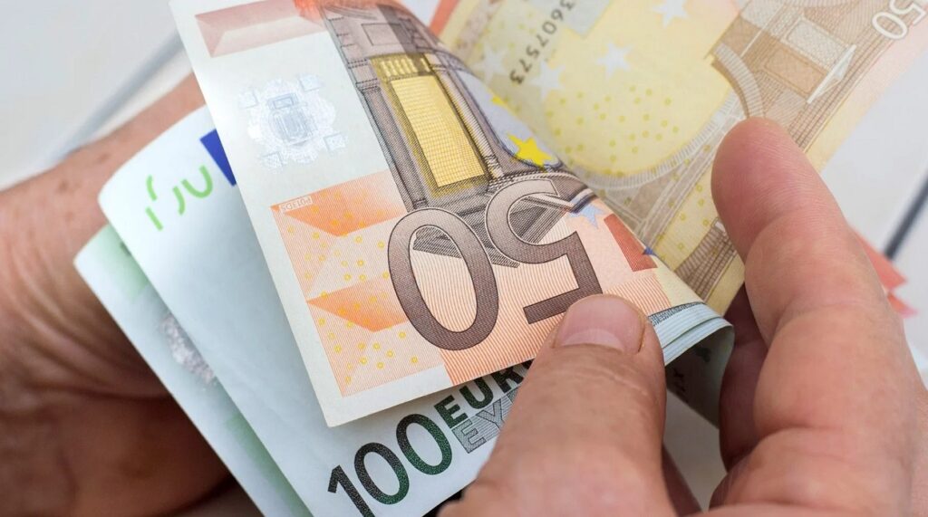 Νέος κατώτατος μισθός: Αύριο η ανακοίνωση – Στα 830 ευρώ το επικρατέστερο σενάριο