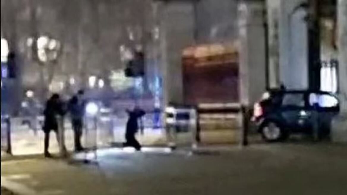 Βρετανία: Όχημα έπεσε πάνω στις πύλες του παλατιού του Μπάκιγχαμ - Συνελήφθη ο οδηγός