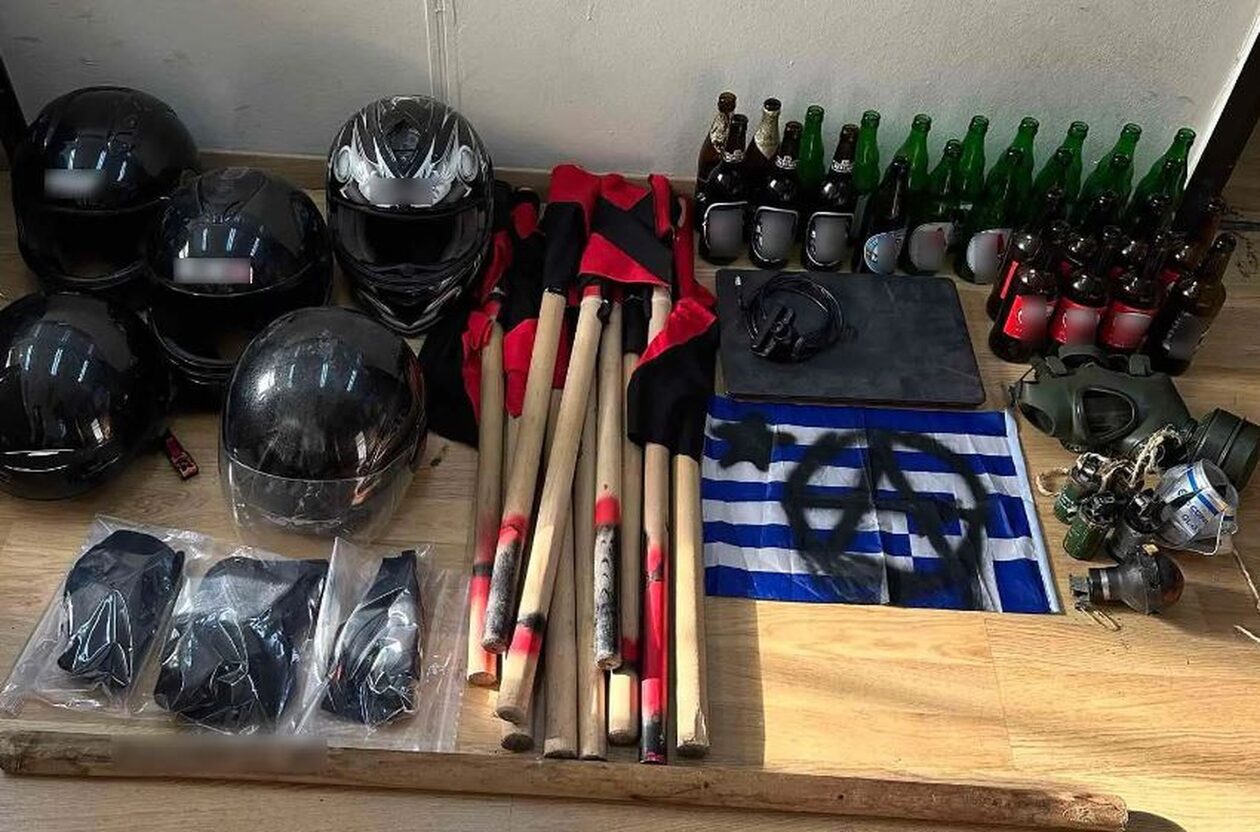 Αστυνομική επιχείρηση στην Πανεπιστημιούπολη: Ρόπαλα, χημικές χειροβομβίδες και καμένες ελληνικές σημαίες στις φοιτητικές εστίες