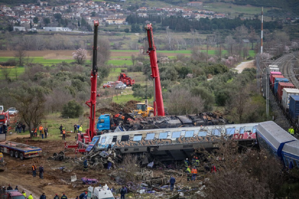 Έγκλημα στα Τέμπη: Τι δείχνει η επικαιροποιημένη έκθεση των εμπειρογνωμόνων – «16 επιβάτες κάηκαν από την φωτιά που προκλήθηκε»