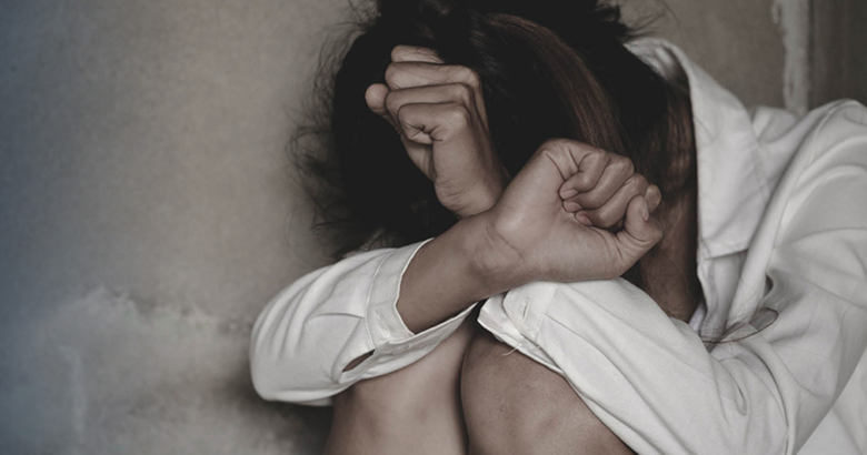 «Απείλησε να κάψει ζωντανά τα παιδιά μου»: Συγκλονίζει η 32χρονη που την κακοποιούσε ο σύζυγός της