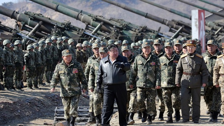 Ο Κιμ Γιονγκ Ουν επέβλεψε στρατιωτική άσκηση με βολές πυροβολικού