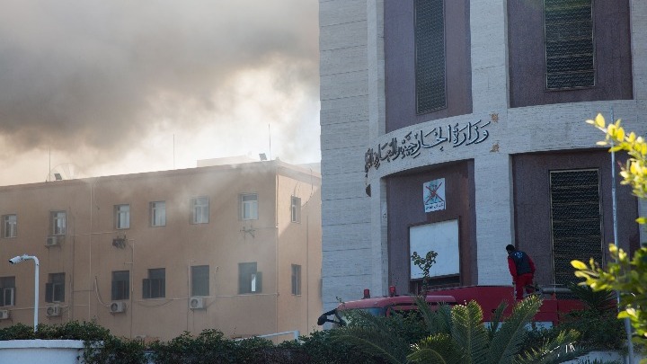 Πελώρια πυρκαγιά σε αποθήκες νότια της πρωτεύουσας της Λιβύης