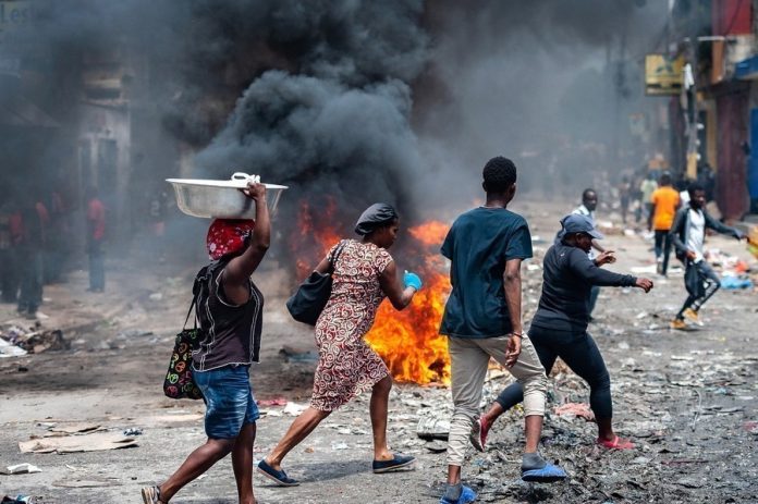 Διαπραγματεύσεις για τη δημιουργία μεταβατικού συμβουλίου στην Αϊτή ενώ η βία κλιμακώνεται