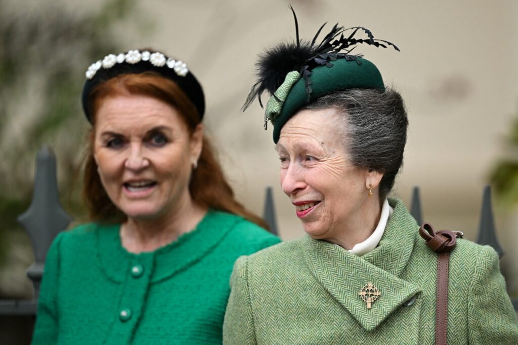 Ένδειξη στήριξης στον Κάρολο και την Κέιτ το πράσινο χρώμα στις εμφανίσεις της βασιλικής οικογένειας