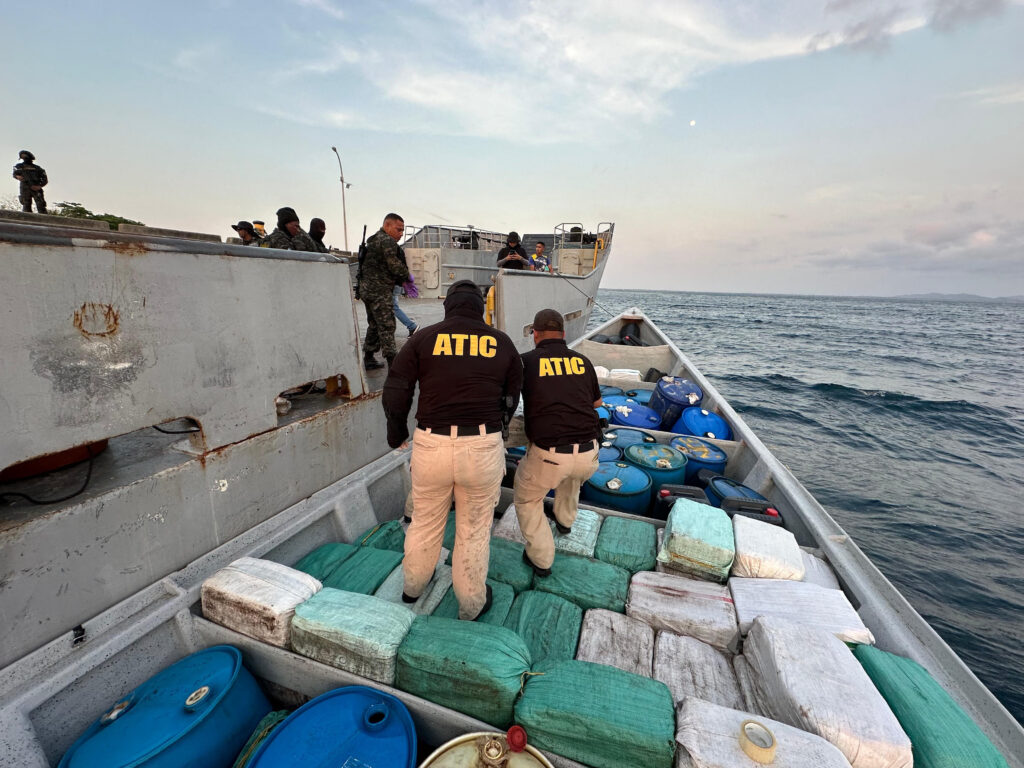 Στην κατάσχεση 2,7 τόνων κοκαΐνης σε παραλία και σε δύο πλεούμενα προχώρησαν οι αρχές της Ονδούρας