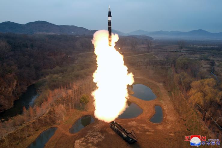 Β. Κορέα: Εκτόξευσε πύραυλο προς τη Θάλασσα της Ιαπωνίας